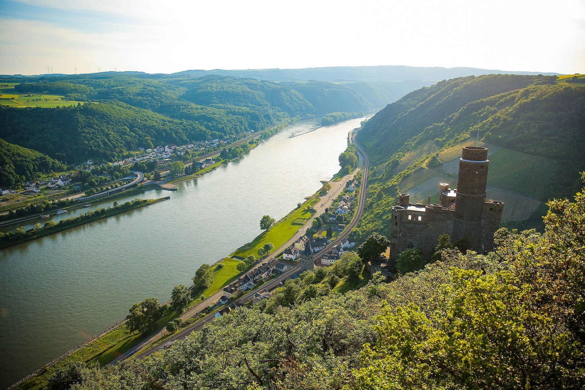 Top-Trails-Wanderweg-Deutschland-Rheinsteig-Burg_Maus. Aussicht Wanderweg am Rhein auf Burg Maus